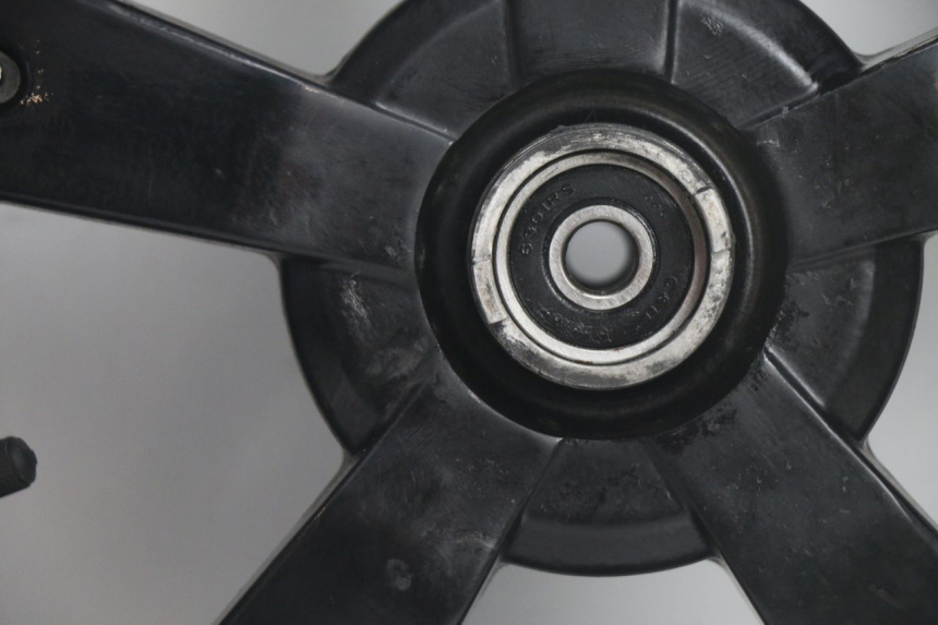 photo de CERCHIO ANTERIORE E PNEUMATICO PEUGEOT KISBEE 4T 50 (2018 - 2022) - Altra angolazione