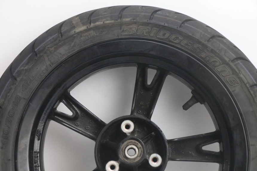 photo de CERCHIO ANTERIORE E PNEUMATICO PEUGEOT KISBEE 4T 50 (2018 - 2022) - Stato della superficie e materiale