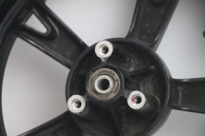photo de CERCHIO ANTERIORE E PNEUMATICO PEUGEOT KISBEE 4T 50 (2018 - 2022) - Marcature e riferimenti originali