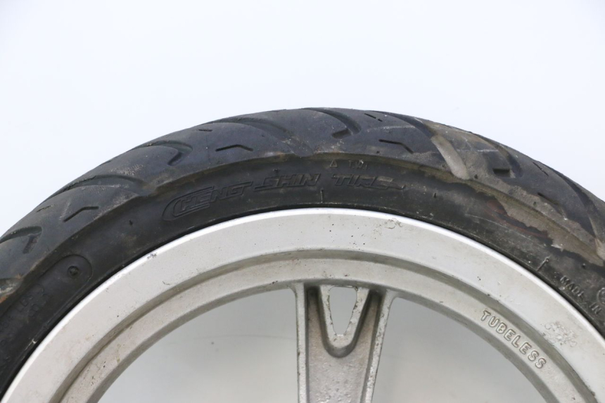 photo de CERCHIO ANTERIORE E PNEUMATICO PEUGEOT KISBEE 4T 50 (2010 - 2017) - Altra vista dell'articolo