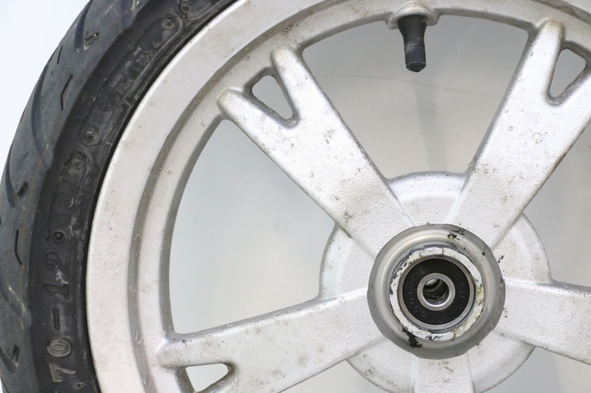 photo de CERCHIO ANTERIORE E PNEUMATICO PEUGEOT KISBEE 4T 50 (2010 - 2017) - Caratteristiche distintive