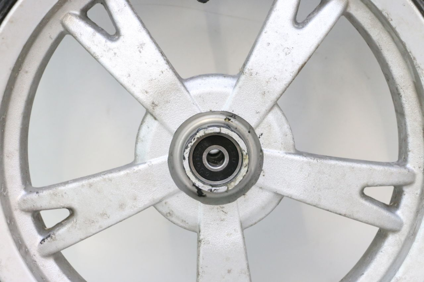 photo de CERCHIO ANTERIORE E PNEUMATICO PEUGEOT KISBEE 4T 50 (2010 - 2017) - Primo piano ad alta risoluzione