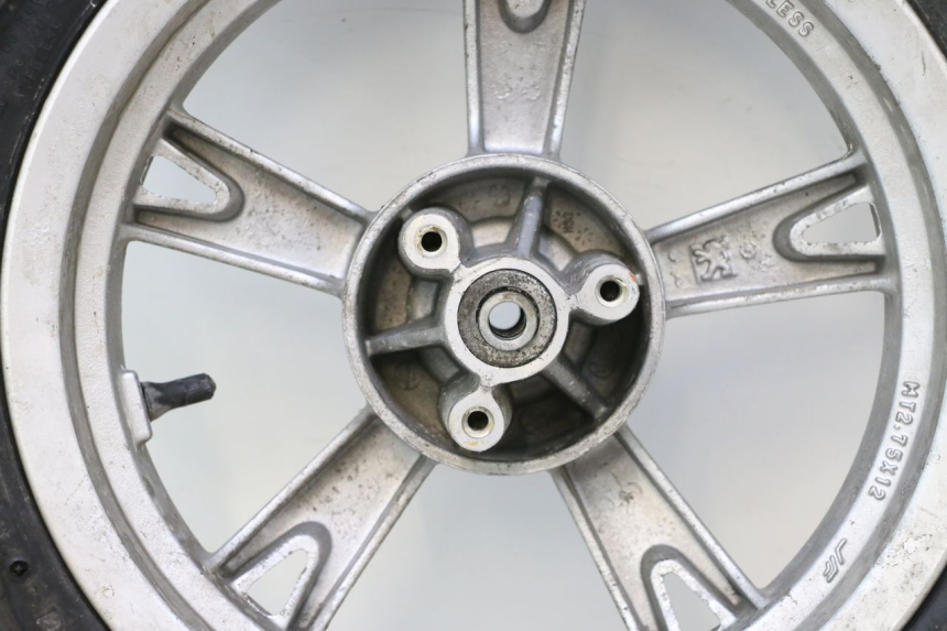 photo de CERCHIO ANTERIORE E PNEUMATICO PEUGEOT KISBEE 4T 50 (2010 - 2017) - Stato della superficie e materiale