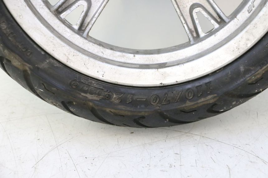 photo de CERCHIO ANTERIORE E PNEUMATICO PEUGEOT KISBEE 4T 50 (2010 - 2017) - Marcature e riferimenti originali