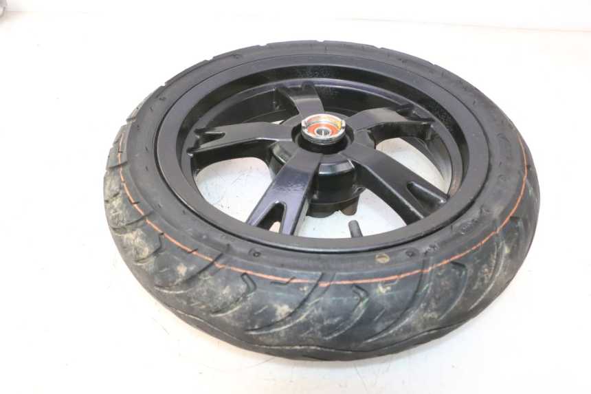 photo de CERCHIO ANTERIORE E PNEUMATICO PEUGEOT KISBEE 4T 50 (2023 - 2026) - Caratteristiche distintive