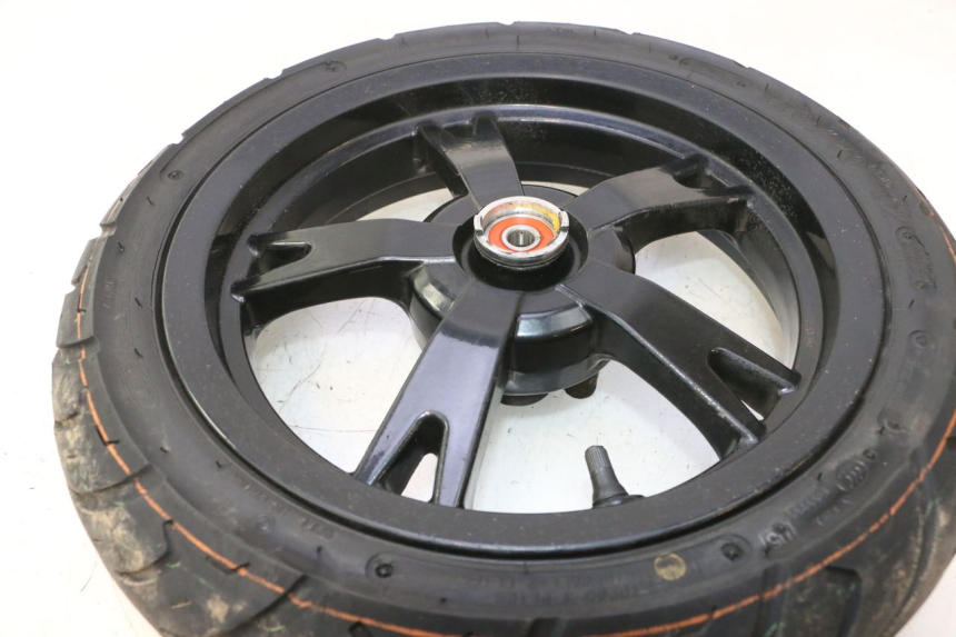 photo de CERCHIO ANTERIORE E PNEUMATICO PEUGEOT KISBEE 4T 50 (2023 - 2026) - Ricambio usato controllato