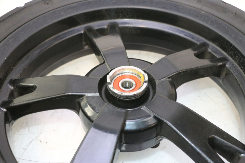 photo de CERCHIO ANTERIORE E PNEUMATICO PEUGEOT KISBEE 4T 50 (2023 - 2026) - Marcature e riferimenti originali