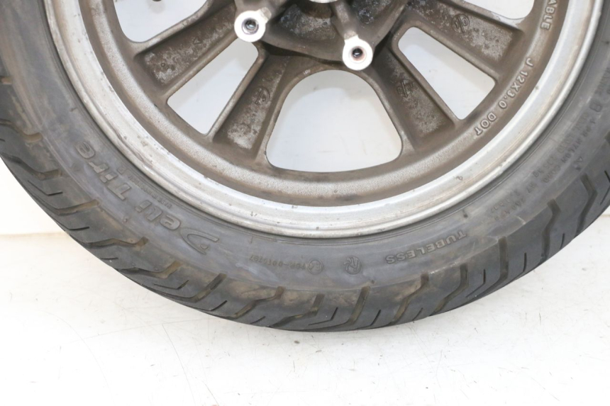 photo de CERCHIO ANTERIORE E PNEUMATICO KYMCO LIKE 125 (2009 - 2016) - Caratteristiche distintive