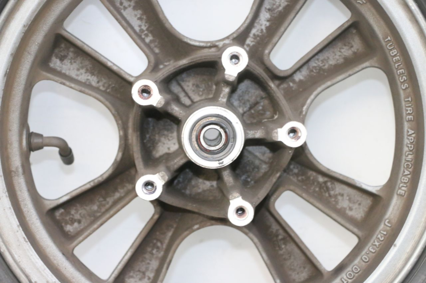 photo de CERCHIO ANTERIORE E PNEUMATICO KYMCO LIKE 125 (2009 - 2016) - Primo piano ad alta risoluzione