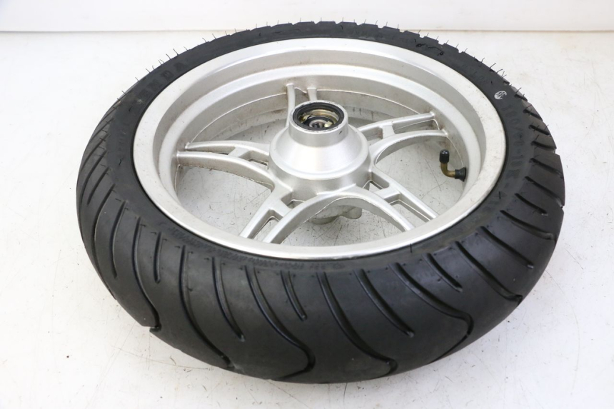 photo de CERCHIO ANTERIORE E PNEUMATICO LONGJIA SHARPY 125 (2020 - 2024) - Primo piano tecnico