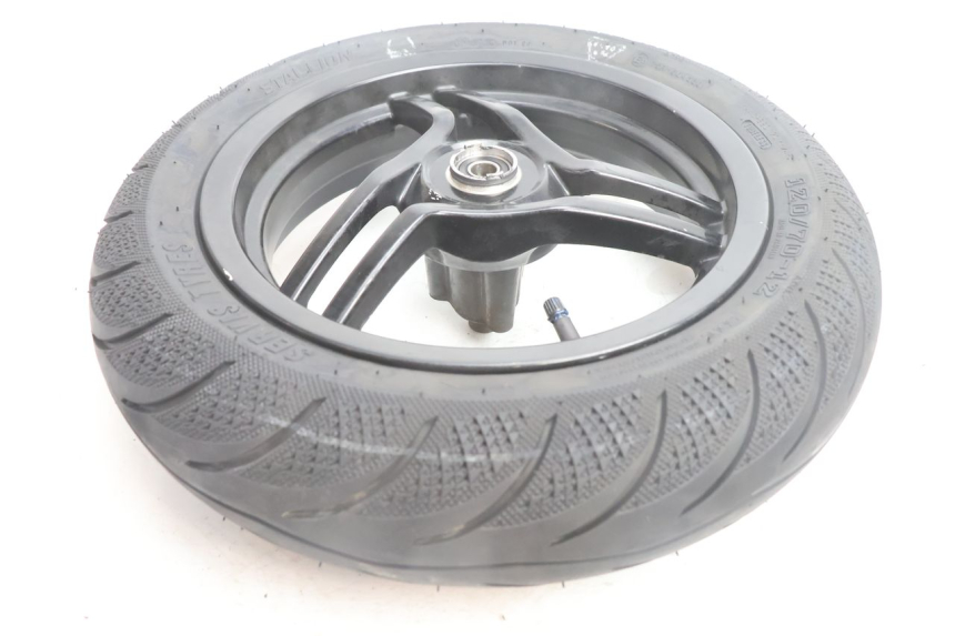 photo de CERCHIO ANTERIORE E PNEUMATICO PEUGEOT LUDIX BLASTER 50 (2006 - 2014) - Primo piano tecnico