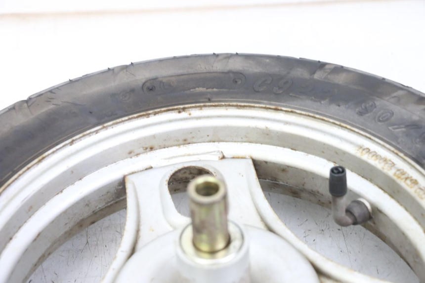 photo de CERCHIO ANTERIORE E PNEUMATICO PEUGEOT LUDIX ONE 50 (2005 - 2008) - Dettagli dei punti di fissaggio