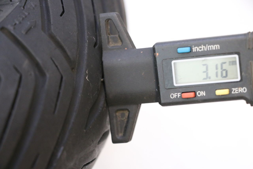 photo de CERCHIO ANTERIORE E PNEUMATICO PIAGGIO MP3 HPE 530 (2022 - 2026) - Dettaglio del componente