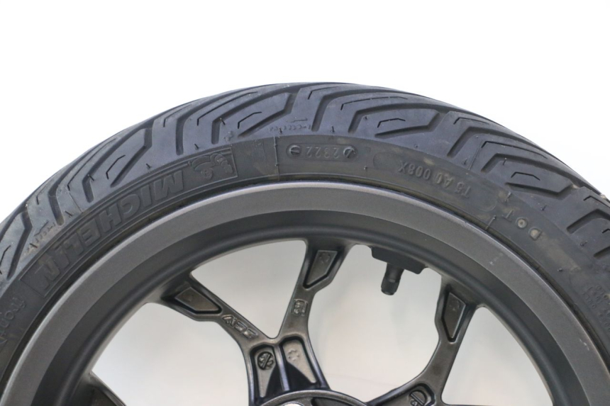 photo de CERCHIO ANTERIORE E PNEUMATICO PIAGGIO MP3 HPE 530 (2022 - 2026) - Zoom sui componenti