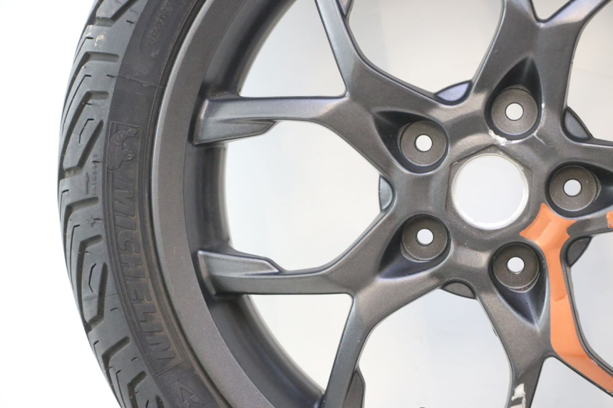 photo de CERCHIO ANTERIORE E PNEUMATICO PIAGGIO MP3 HPE 530 (2022 - 2026) - Focus sulla struttura