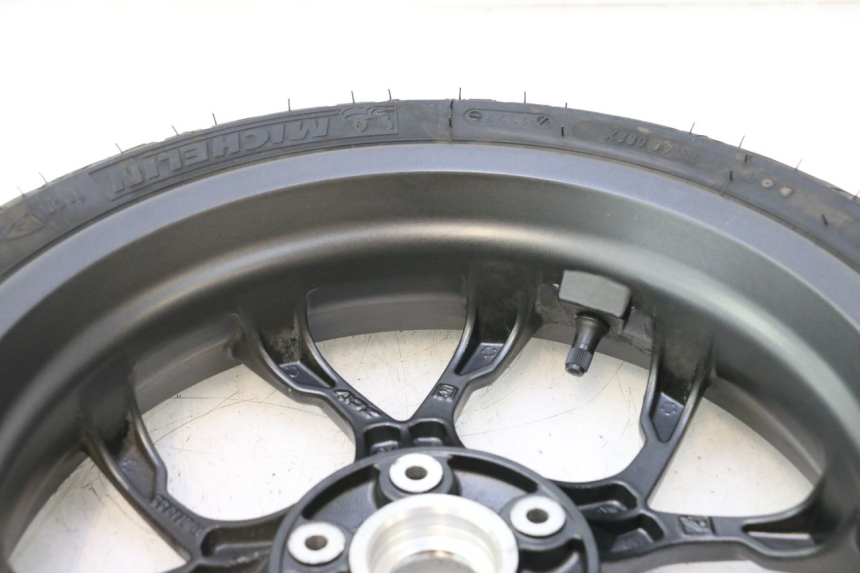 photo de CERCHIO ANTERIORE E PNEUMATICO PIAGGIO MP3 HPE 530 (2022 - 2026) - Altra angolazione