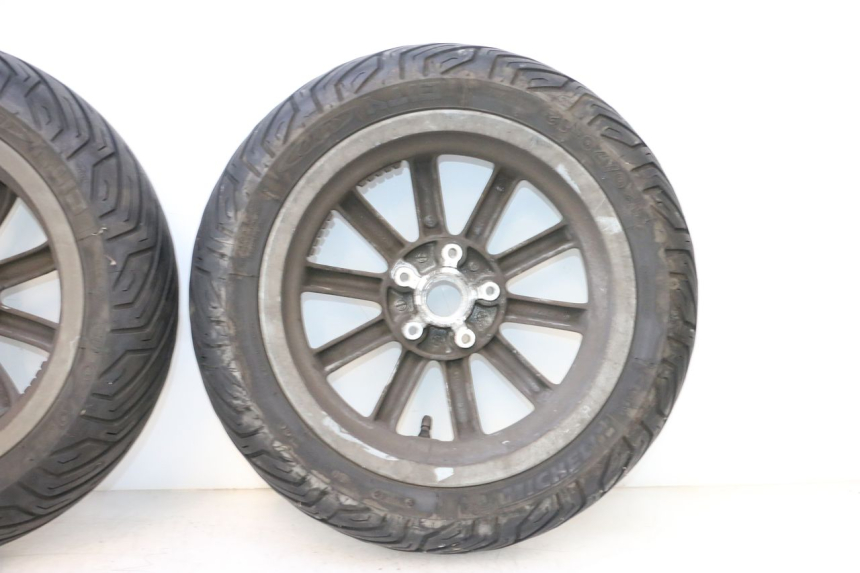 photo de CERCHIO ANTERIORE E PNEUMATICO PIAGGIO MP3 125 (2006 - 2014) - Caratteristiche distintive