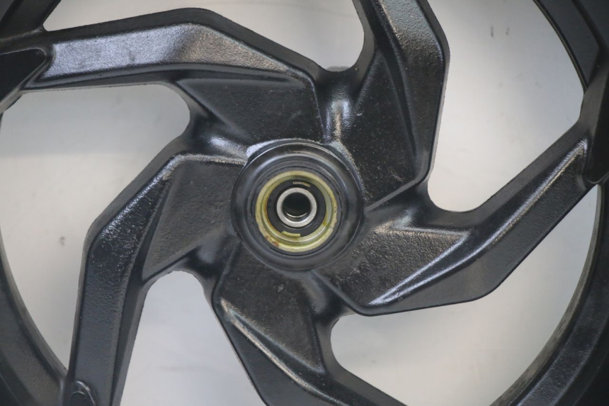 photo de CERCHIO ANTERIORE E PNEUMATICO SYM ORBIT III 3 4T 50 (2021 - 2025) - Primo piano tecnico