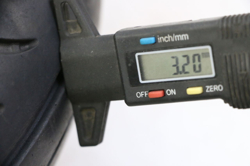 photo de CERCHIO ANTERIORE E PNEUMATICO PEUGEOT CITYSTAR 125 (2011 - 2017) - Zoom sullo stato d'uso