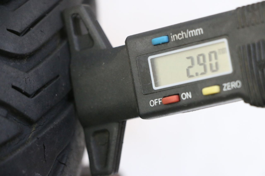 photo de CERCHIO ANTERIORE E PNEUMATICO PEUGEOT CITYSTAR 2T 50 (2018 - 2021) - Zoom sullo stato d'uso