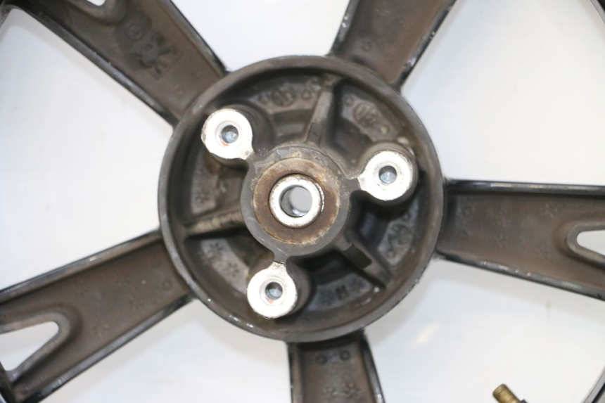 photo de CERCHIO ANTERIORE E PNEUMATICO PEUGEOT KISBEE 4T 50 (2018 - 2022) - Primo piano ad alta risoluzione