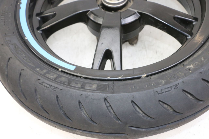 photo de CERCHIO ANTERIORE E PNEUMATICO PEUGEOT KISBEE 4T 50 (2018 - 2022) - Altra angolazione