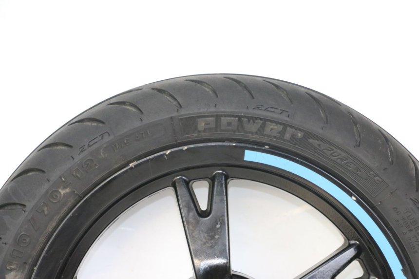 photo de CERCHIO ANTERIORE E PNEUMATICO PEUGEOT KISBEE 4T 50 (2018 - 2022) - Ricambio usato controllato