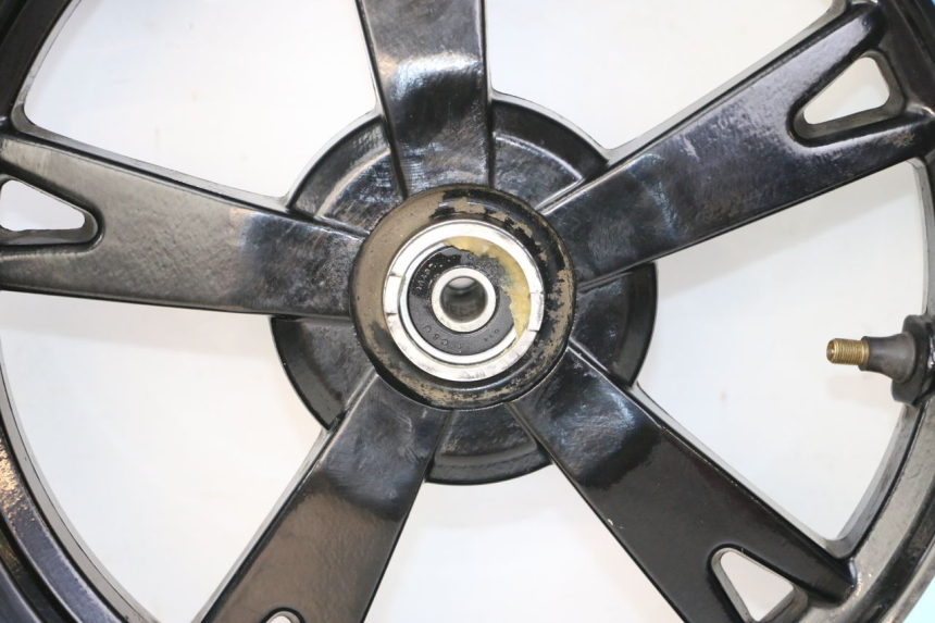 photo de CERCHIO ANTERIORE E PNEUMATICO PEUGEOT KISBEE 4T 50 (2018 - 2022) - Marcature e riferimenti originali