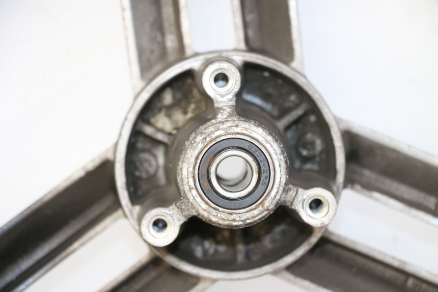 photo de CERCHIO ANTERIORE E PNEUMATICO PEUGEOT LUDIX 50 (2008 - 2017) - Zoom sui componenti