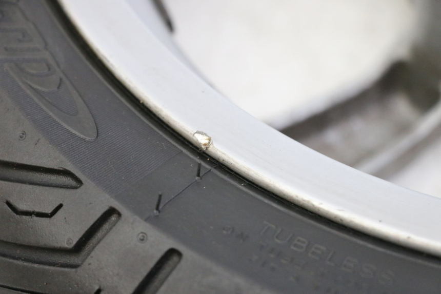 photo de CERCHIO ANTERIORE E PNEUMATICO PEUGEOT SATELIS 125 (2013 - 2018) - Zoom sullo stato d'uso