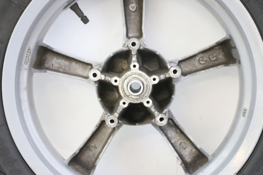 photo de CERCHIO ANTERIORE E PNEUMATICO PEUGEOT SATELIS 125 (2013 - 2018) - Stato della superficie e materiale