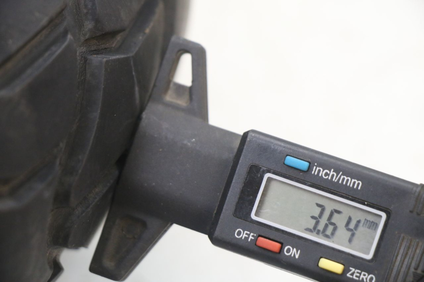 photo de CERCHIO ANTERIORE E PNEUMATICO PEUGEOT SPEEDFIGHT 3 LC 2T 50 (2009 - 2015) - Primo piano ad alta risoluzione