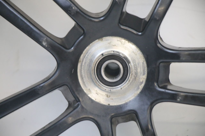 photo de CERCHIO ANTERIORE E PNEUMATICO PEUGEOT SPEEDFIGHT 3 LC 2T 50 (2009 - 2015) - Primo piano tecnico