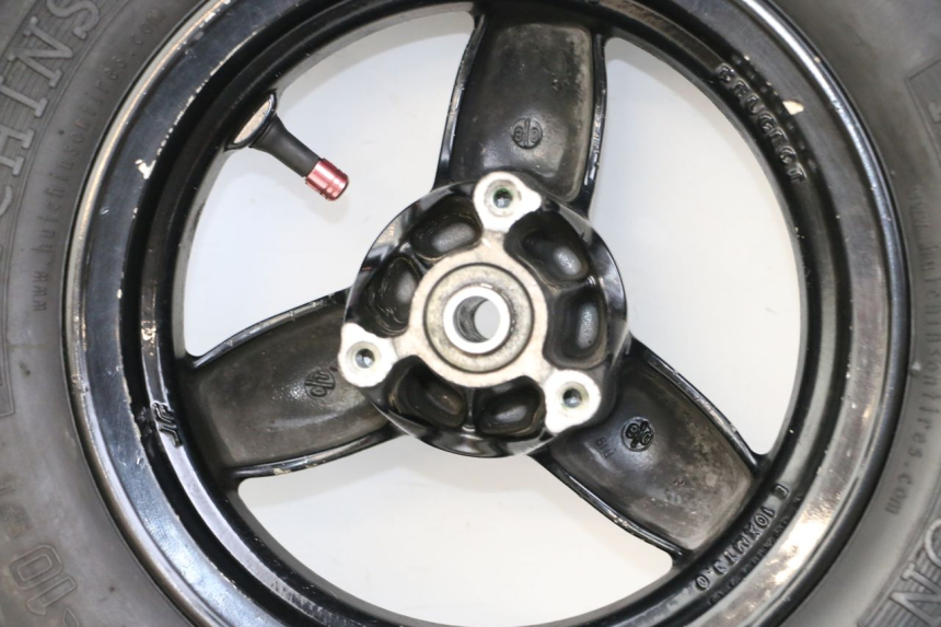 photo de CERCHIO ANTERIORE E PNEUMATICO PEUGEOT TKR TREKKER FURIOUS 50 (2005 - 2014) - Primo piano tecnico