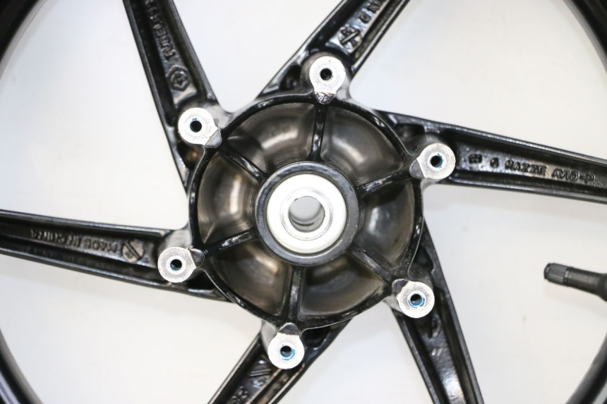 photo de CERCHIO ANTERIORE E PNEUMATICO PIAGGIO NRG POWER PUREJET 50 (2018 - 2021) - Primo piano ad alta risoluzione