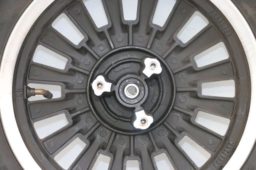 photo de CERCHIO ANTERIORE E PNEUMATICO EFUN PUSA 1 - Primo piano ad alta risoluzione