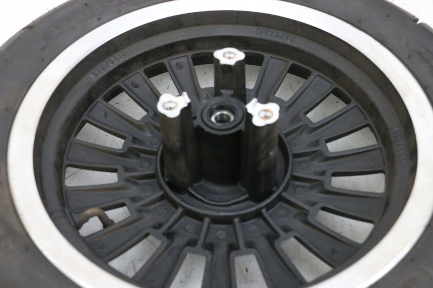 photo de CERCHIO ANTERIORE E PNEUMATICO EFUN PUSA 1 - Primo piano tecnico