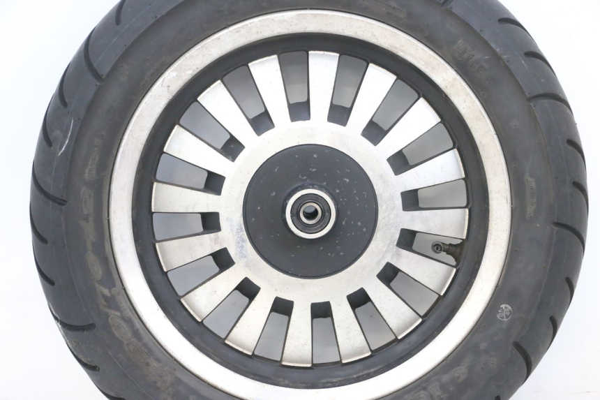 photo de CERCHIO ANTERIORE E PNEUMATICO EFUN PUSA 1 - Focus sulla struttura