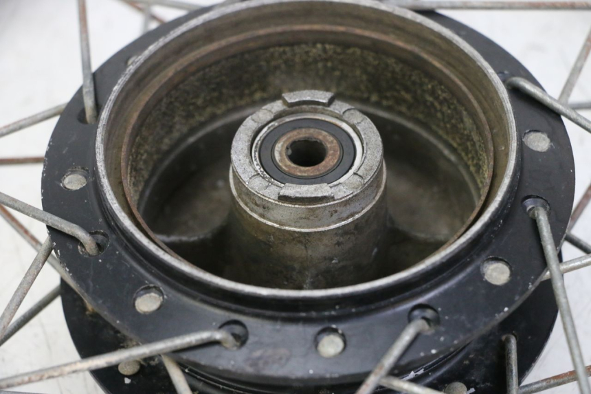 photo de CERCHIO ANTERIORE E PNEUMATICO YAMAHA PW 80 (1983 - 2014) - Primo piano tecnico