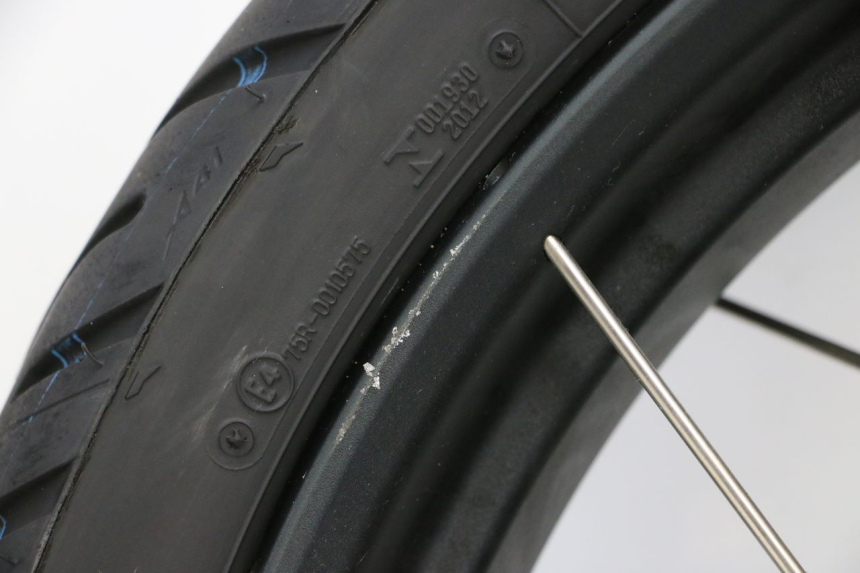 photo de CERCHIO ANTERIORE E PNEUMATICO BMW R GS 1250 (2021 - 2024) - Primo piano ad alta risoluzione