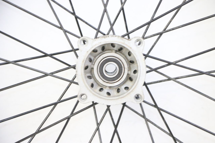 photo de CERCHIO ANTERIORE E PNEUMATICO APOLLO RFZ 125 - Focus sulla struttura