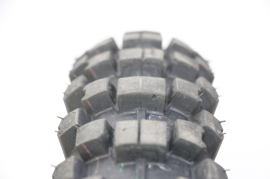 photo de CERCHIO ANTERIORE E PNEUMATICO APOLLO RFZ 150 - Primo piano ad alta risoluzione