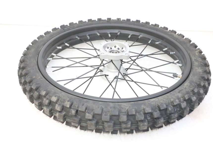 photo de CERCHIO ANTERIORE E PNEUMATICO APOLLO RFZ 125 - Altra angolazione