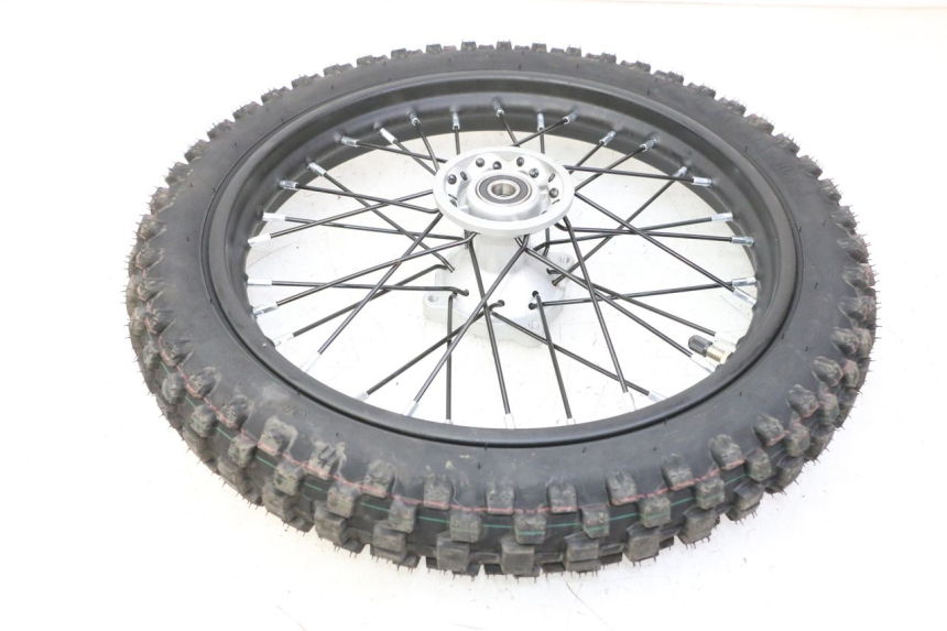 photo de CERCHIO ANTERIORE E PNEUMATICO APOLLO RFZ 125 - Primo piano tecnico