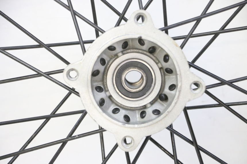 photo de CERCHIO ANTERIORE E PNEUMATICO APOLLO RFZ 125 - Marcature e riferimenti originali