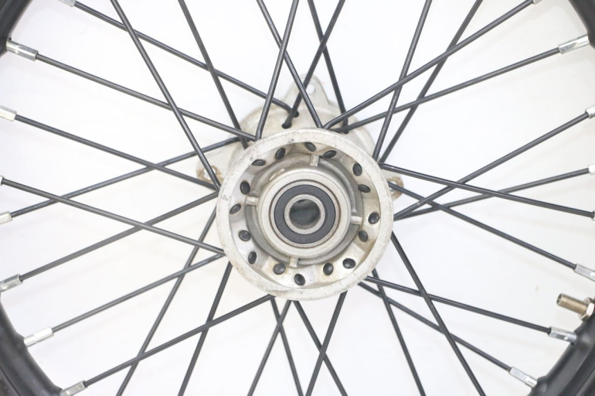 photo de CERCHIO ANTERIORE E PNEUMATICO APOLLO RXF 125 - Altra angolazione