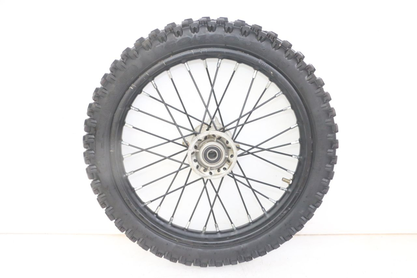 photo de CERCHIO ANTERIORE E PNEUMATICO APOLLO RXF 125 - Primo piano tecnico