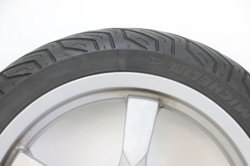 photo de CERCHIO ANTERIORE E PNEUMATICO PEUGEOT SATELIS 125 (2013 - 2018) - Zoom sui componenti