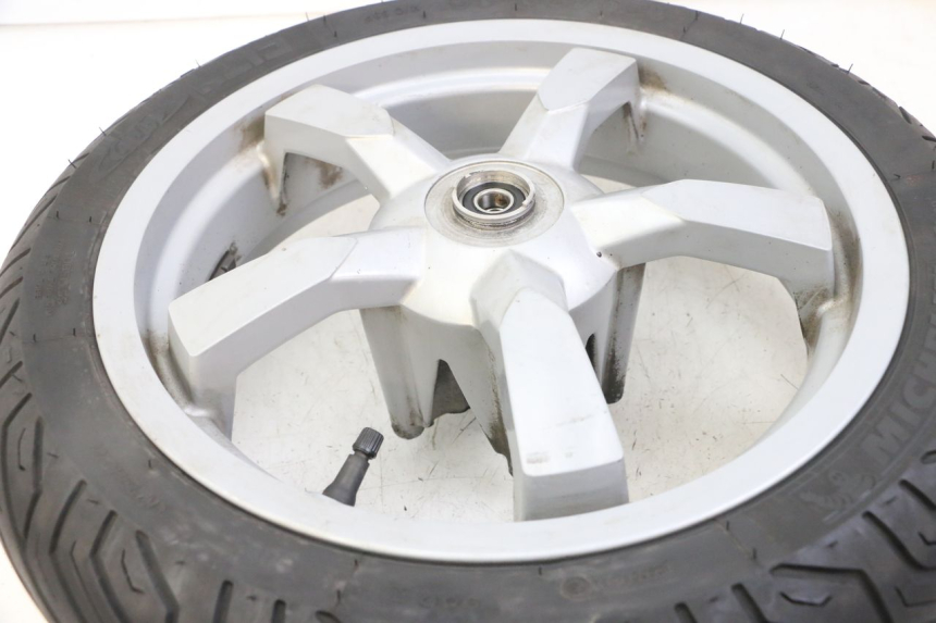 photo de CERCHIO ANTERIORE E PNEUMATICO PEUGEOT SATELIS 125 (2013 - 2018) - Primo piano tecnico