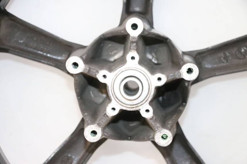 photo de CERCHIO ANTERIORE E PNEUMATICO PEUGEOT SATELIS 125 (2013 - 2018) - Caratteristiche distintive